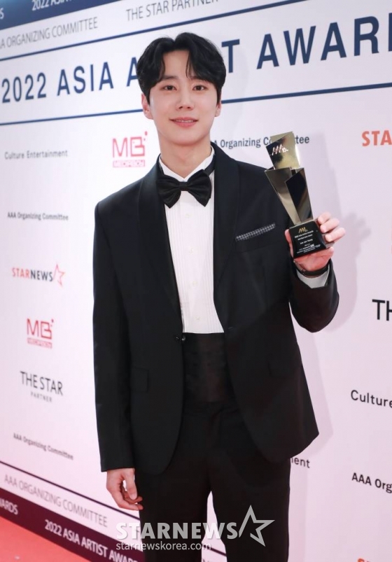 배우 이준영이 13일 오후 일본 나고야 니혼가이시홀에서 열린 스타뉴스-미디어보이 주최 '2022 Asia Artist Awards IN JAPAN'(2022 아시아 아티스트 어워즈, 이하 2022 AAA)에서 AAA 베스트 액터상을 수상한 뒤 포즈를 취하고 있다.  스타뉴스와 미디어보이가 주최하고 Asia Artist Awards 조직위원회와 더스타파트너, 컬쳐 엔터테인먼트가 공동 주관하는 글로벌 NO.1 시상식 '2022 AAA'에는 올 한 해 동안 국내외에서 많은 사랑을 받은 가수, 배우들이 참석해 눈을 뗄 수 없는 화려한 글로벌 축제의 장을 펼친다. 2022.12.13 /사진=이동훈 기자 photoguy@
