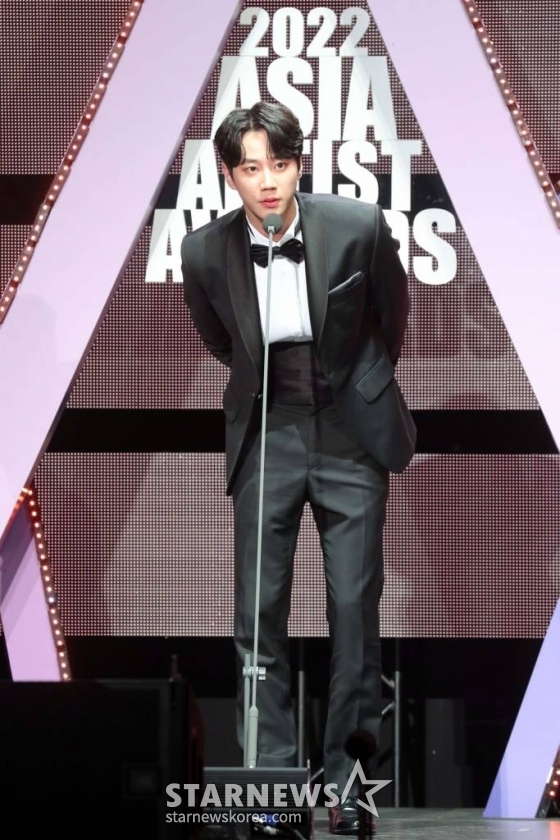 배우 이준영이 13일 오후 일본 나고야 니혼가이시홀에서 열린 스타뉴스-미디어보이 주최 '2022 Asia Artist Awards IN JAPAN'(2022 아시아 아티스트 어워즈, 이하 2022 AAA)에서 AAA 베스트액터상을 수상하고 소감을 말하고 있다. 스타뉴스와 미디어보이가 주최하고 Asia Artist Awards 조직위원회와 더스타파트너, 컬쳐 엔터테인먼트가 공동 주관하는 글로벌 NO.1 시상식 '2022 AAA'에는 올 한 해 동안 국내외에서 많은 사랑을 받은 가수, 배우들이 참석해 눈을 뗄 수 없는 화려한 글로벌 축제의 장을 펼친다. 2022.12.13 /사진=임성균 기자 tjdrbs23@