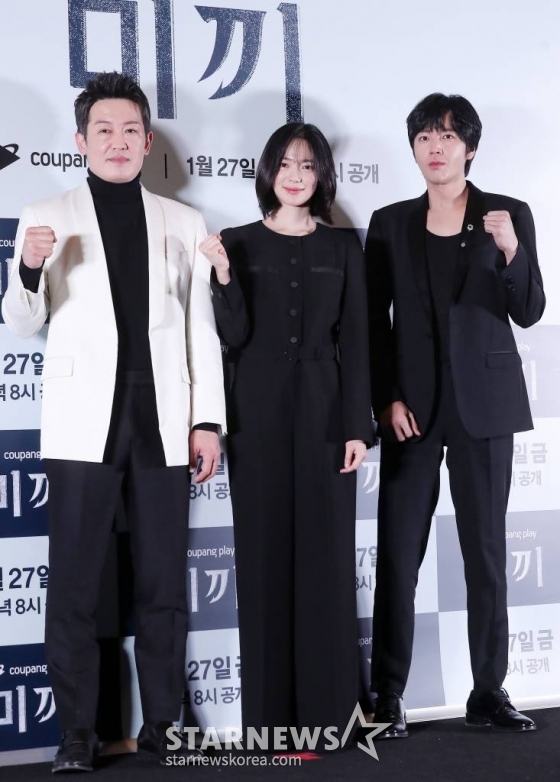 배우 허성태, 이엘리야, 장근석이 25일 오후 서울 강남구 삼성동 코엑스 메가박스에서 진행된 쿠팡 플레이 시리즈 '미끼' 언론시사회 및 기자간담회에 참석해 포즈를 취하고 있다. '미끼'는 유사 이래 최대 사기 사건의 범인이 사망한 지 8년 후, 그가 살인 사건의 용의자로 지목되면서 이를 둘러싼 비밀을 추적하는 범죄 스릴러. 오는 27일 공개. 2023.01.25 /사진=김창현 기자 chmt@