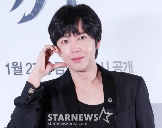 배우 장근석이 25일 오후 서울 강남구 삼성동 코엑스 메가박스에서 진행된 쿠팡 플레이 시리즈 '미끼' 언론시사회 및 기자간담회에 참석해 포즈를 취하고 있다. '미끼'는 유사 이래 최대 사기 사건의 범인이 사망한 지 8년 후, 그가 살인 사건의 용의자로 지목되면서 이를 둘러싼 비밀을 추적하는 범죄 스릴러. 오는 27일 공개. 2023.01.25 /사진=김창현 기자 chmt@