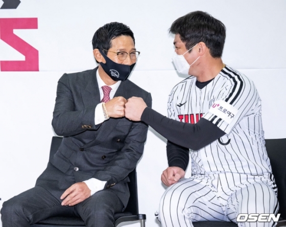 염경엽(왼쪽) LG 감독과 주장 오지환.