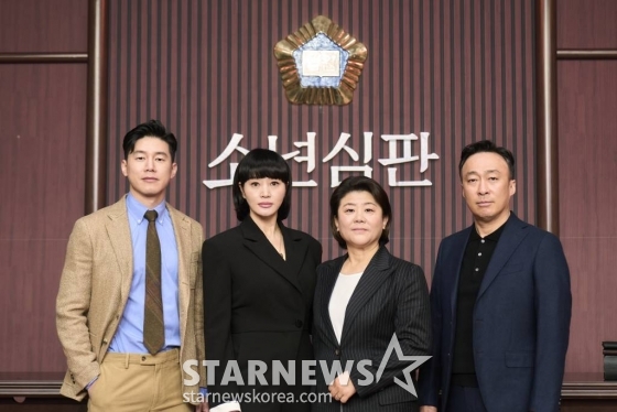 배우 김무열, 김혜수, 이정은, 이성민이 22일 오전 온라인 생중계로 진행된 넷플릭스 오리지널 드라마 '소년심판'(감독 홍종찬) 제작발표회를 위해 포즈를 취하고 있다. 소년범을 혐오하는 판사 심은석이 지방법원 소년부에 부임하면서 마주하게 되는 소년범죄와 그들을 둘러싼 이들의 이야기를 그린 '소년심판'은 오는 25일 공개된다. /사진제공=넷플릭스 2022.02.22 /사진=이동훈 기자 photoguy@