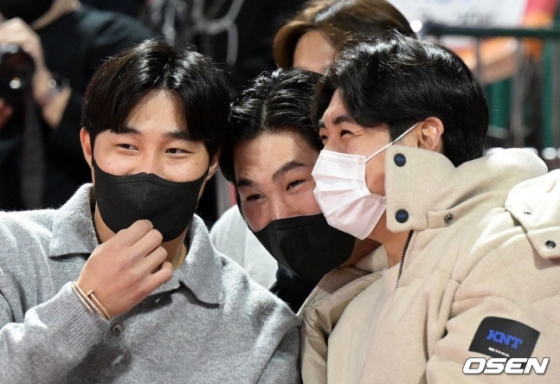 김하성(왼쪽)과 키움 히어로즈 임지열(가운데), 이정후가 지난 4일 오후 서울 잠실학생체육관에서 2022~2023 SKT 에이닷 프로농구 서울 SK와 원주 DB의 경기를 관전하고 있다.