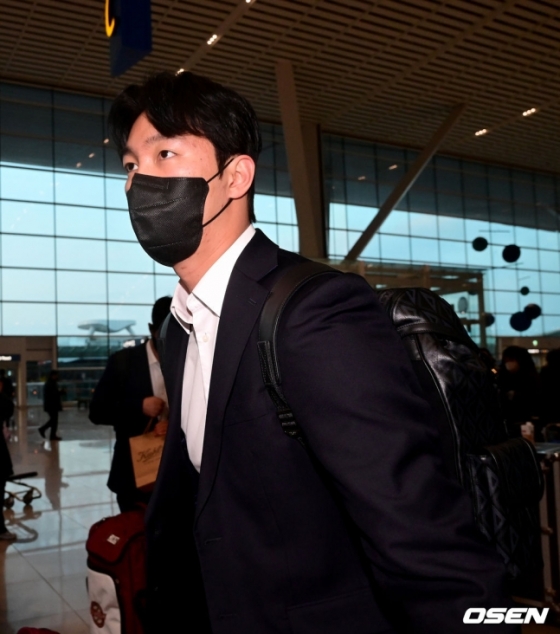 안우진이 29일 인천국제공항 제2여객터미널 출국장에 들어서고 있다.
