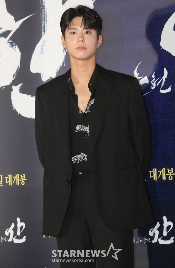 배우 박보검이 26일 오후 서울 송파구 잠실 롯데타워에서 열린 영화 '한산: 용의 출현' VIP시사회에 참석해 포즈를 취하고 있다. '한산'은 명량해전 5년 전, 진군 중인 왜군을 상대로 조선을 지키기 위해 필사의 전략과 패기로 뭉친 이순신 장군과 조선 수군의 ‘한산해전’을 그린 전쟁 액션 대작이다. 오는 27일 개봉. 2022.07.26 /사진=김창현 기자 chmt@