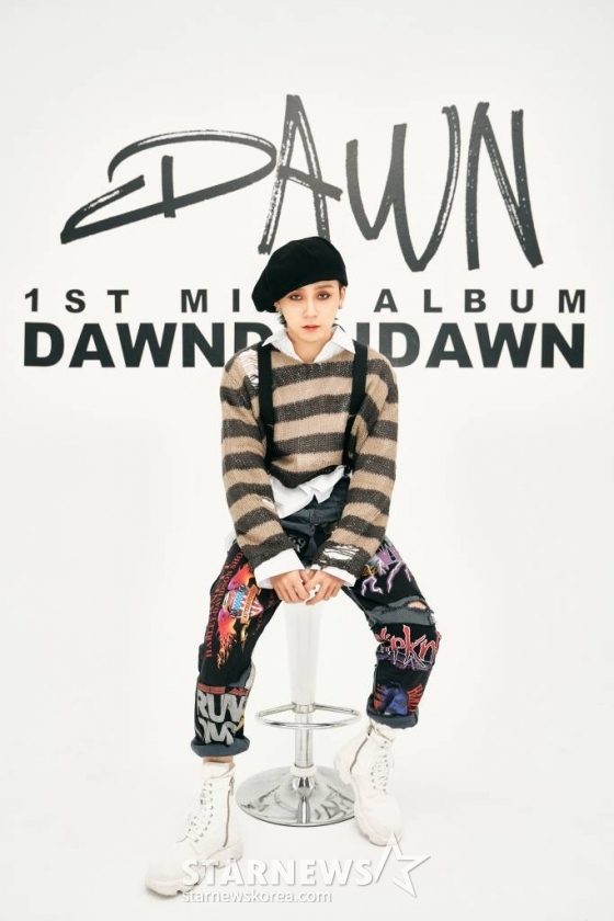 가수 던(DAWN)이 8일 오후 온라인으로 생중계된 미니앨범 '던디리던(DAWNDIDIDAWN)' 쇼케이스에서 포즈를 취하고 있다. 타이틀곡 '던디리던'은 808 사운드의 미니멀한 힙합 장르의 곡으로, 휘파람 리프와 드럼 비트가 인상적이다. 제시가 피처링 참여와 더불어 뮤직비디오에도 출연했고, 소속사 피네이션 수장 싸이가 전체 프로듀싱 및 애드리브에 참여했다. / 사진제공 = 피네이션 /사진=김창현 기자 chmt@