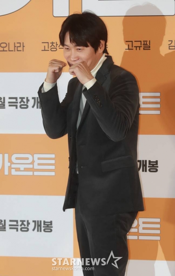 배우 진선규가 30일 오전 서울 CGV용산아이파크몰에서 진행된 영화 '카운트'(감독 권혁재) 제작발표회에 참석해 포즈를 취하고 있다. 금메달리스트 출신, 한번 물면 절대 놓지 않는 마이웨이 선생 시헌(진선규 분)이 오합지졸 '핵아싸' 제자들을 만나 세상을 향해 유쾌한 한 방을 날리는 이야기를 그린 영화 '카운트'는 오는 2월 개봉 예정이다. /2023.01.30 /사진=이동훈 기자 photoguy@