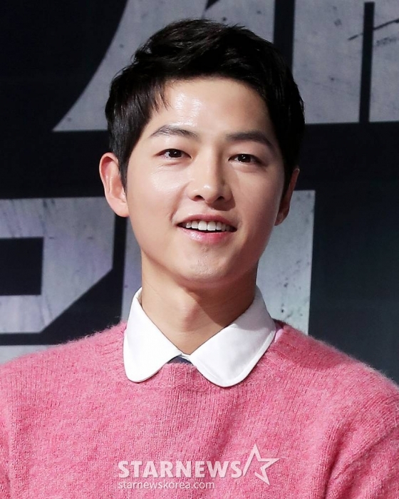배우 송중기가 17일 오후 서울 영등포구 여의도동 페어몬트 앰배서더 서울에서 열린 JTBC 금토일드라마 '재벌집 막내아들' 제작발표회에 참석해 포즈를 취하고 있다. '재벌집 막내아들'은 재벌 총수 일가의 오너리스크를 관리하는 비서 윤현우(송중기 분)가 재벌가의 막내아들 진도준(송중기 분)으로 회귀해 인생 2회차를 사는 판타지 회귀물이다. 오는 18일 첫 방송. / 2022.11.17 /사진=김창현 기자 chmt@