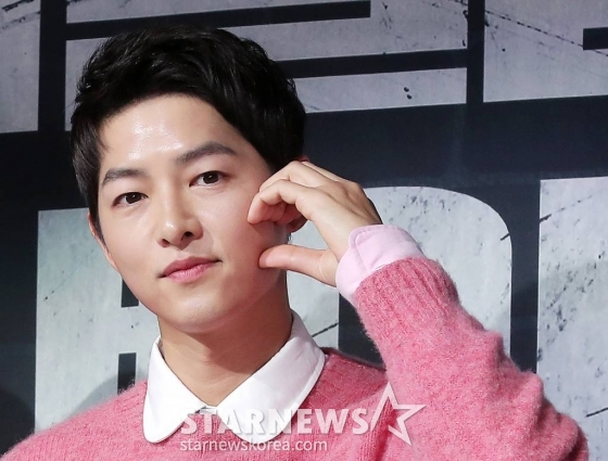 배우 송중기가 17일 오후 서울 영등포구 여의도동 페어몬트 앰배서더 서울에서 열린 JTBC 금토일드라마 '재벌집 막내아들' 제작발표회에 참석해 포즈를 취하고 있다. '재벌집 막내아들'은 재벌 총수 일가의 오너리스크를 관리하는 비서 윤현우(송중기 분)가 재벌가의 막내아들 진도준(송중기 분)으로 회귀해 인생 2회차를 사는 판타지 회귀물이다. 오는 18일 첫 방송. / 2022.11.17 /사진=김창현 기자 chmt@
