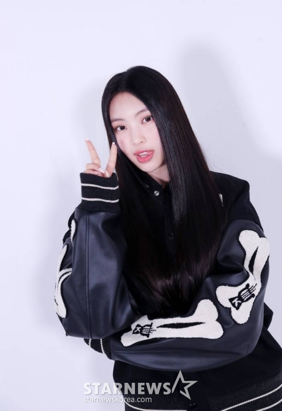 걸그룹 뉴진스(NewJeans, 민지 하니 다니엘 해린 혜인)가 '2022 아시아 아티스트 어워즈 인 재팬'(2022 Asia Artist Awards In JAPAN, 이하 2022 AAA)에서 대상과 신인상을 동시 수상하며 대세임을 입증했다. 뉴진스 혜인이 스타뉴스와 '2022 AAA' 수상 인터뷰에 앞서 포즈를 취하고 있다. 2022년 7월 가요계 정식 데뷔 이후 채 7개월이 지난 가운데 데뷔곡 'Attention'을 시작으로 'Hype Boy' 'Cookie'가 연이은 대박을 터트렸고 'Ditto'에 이어 'OMG'까지 엄청난 성과를 만들어 냈다. 이에 힘입어 뉴진스는 지난해 연말 일본 나고야에서 열린 '2022 AAA'에서의 올해의 퍼포먼스(대상), 신인상 2관왕 수상을 비롯해 가요 시상식을 그야말로 싹쓸이했다. 또 뉴진스는 최근 수록곡 'Ditto'와 타이틀곡 'OMG'로 미국 빌보드 메인 차트인 '핫 100'에 입성하는 신기록을 작성했다. 데뷔 6개월 만의 빌보드 '핫 100' 진입은 K-팝 아티스트 중 최단기간 신기록이자, 2016년 9월 이후 데뷔한 K-팝 아티스트로는 뉴진스가 처음이다. 빌보드가 공개한 최신 차트(1월 28일 자)에 따르면, 'Ditto는 '핫 100'에서 85위로 순위를 끌어올리며 2주 연속 차트인했고, 'OMG'는 91위로 차트에 진입했다. /사진=김창현 기자 chmt@