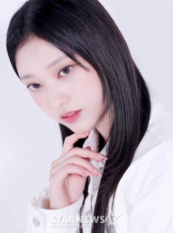 걸그룹 뉴진스(NewJeans, 민지 하니 다니엘 해린 혜인)가 '2022 아시아 아티스트 어워즈 인 재팬'(2022 Asia Artist Awards In JAPAN, 이하 2022 AAA)에서 대상과 신인상을 동시 수상하며 대세임을 입증했다. 뉴진스 해린이 스타뉴스와 '2022 AAA' 수상 인터뷰에 앞서 포즈를 취하고 있다. 2022년 7월 가요계 정식 데뷔 이후 채 7개월이 지난 가운데 데뷔곡 'Attention'을 시작으로 'Hype Boy' 'Cookie'가 연이은 대박을 터트렸고 'Ditto'에 이어 'OMG'까지 엄청난 성과를 만들어 냈다. 이에 힘입어 뉴진스는 지난해 연말 일본 나고야에서 열린 '2022 AAA'에서의 올해의 퍼포먼스(대상), 신인상 2관왕 수상을 비롯해 가요 시상식을 그야말로 싹쓸이했다. 또 뉴진스는 최근 수록곡 'Ditto'와 타이틀곡 'OMG'로 미국 빌보드 메인 차트인 '핫 100'에 입성하는 신기록을 작성했다. 데뷔 6개월 만의 빌보드 '핫 100' 진입은 K-팝 아티스트 중 최단기간 신기록이자, 2016년 9월 이후 데뷔한 K-팝 아티스트로는 뉴진스가 처음이다. 빌보드가 공개한 최신 차트(1월 28일 자)에 따르면, 'Ditto는 '핫 100'에서 85위로 순위를 끌어올리며 2주 연속 차트인했고, 'OMG'는 91위로 차트에 진입했다. /사진=김창현 기자 chmt@