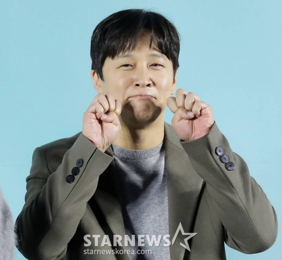 배우 차태현이 31일 오전 서울 성동구 메가박스 성수에서 진행된 영화 '멍뭉이' 제작보고회에 참석해 포즈를 취하고 있다. '멍뭉이'는 견주 인생 조기 로그아웃 위기에 처한 '민수'와 인생 자체가 위기인 '진국', 두 형제가 사랑하는 반려견 '루니'의 완벽한 집사를 찾기 위해 면접을 시작하고, 뜻밖의 '견'명적인 만남을 이어가는 영화. 오는 3월 1일 개봉. 2023.01.31 /사진=김창현 기자 chmt@