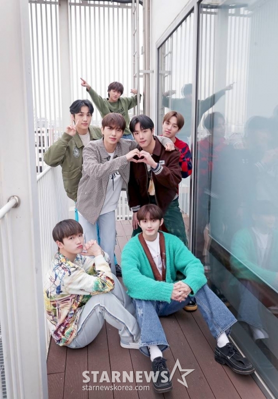 그룹 ATBO가 서울 강남구 IST엔터테인먼트 사옥에서 스타뉴스와 '2022 아시아 아티스트 어워즈'(2022 Asia Artist Awards, 이하 2022 AAA) 수상 인터뷰에 앞서 포즈를 취하고 있다. ATBO는 '2022 AAA'에서 AAA 포커스상을 거머쥐며 앞으로의 활약에 기대를 모았다. ATBO는 지난해 7월 '더 비기닝 : 개화'(The Beginning : 開花')'를 발매하며 가요계에 첫 발을 내딛었다. 이후 지난해 10월에는 미니 2집 '더 비기닝: 시작'(The beginning: 始作)을 발매, '열일' 행보를 이어왔다. 미니 2집 컴백 당시 '커리어 하이'를 달성하기도 했다. 헌터차트에 따르면 '더 비기닝 : 시작'은 초동초동 판매량(발매 후 첫 일주일간 음반 판매량) 약 8만 장을 기록했다. /사진=김창현 기자 chmt@