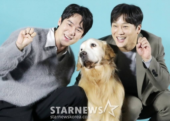 배우 유연석, 차태현이 31일 오전 서울 성동구 메가박스 성수에서 진행된 영화 '멍뭉이' 제작보고회에 참석해 출연견과 포즈를 취하고 있다.  '멍뭉이'는 견주 인생 조기 로그아웃 위기에 처한 '민수'와 인생 자체가 위기인 '진국', 두 형제가 사랑하는 반려견 '루니'의 완벽한 집사를 찾기 위해 면접을 시작하고, 뜻밖의 '견'명적인 만남을 이어가는 영화. 오는 3월 1일 개봉. 2023.01.31 /사진=김창현 기자 chmt@