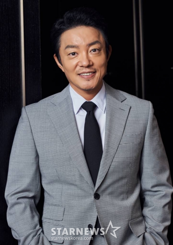 영화 '컴백홈'(감독 이연우)의 주연배우 이범수가 29일 진행된 라운드 인터뷰를 위해 포즈를 취하고 있다. 모든 것을 잃고 15년 만에 고향으로 내려오게 된 무명 개그맨 기세(송새벽 분)가 거대 조직의 보스가 되면서 벌어지는 이야기 '컴백홈'은 10월 5일 개봉예정이다. /사진제공=날개엔터테인먼트 2022.09.29 /사진=이동훈 기자 photoguy@