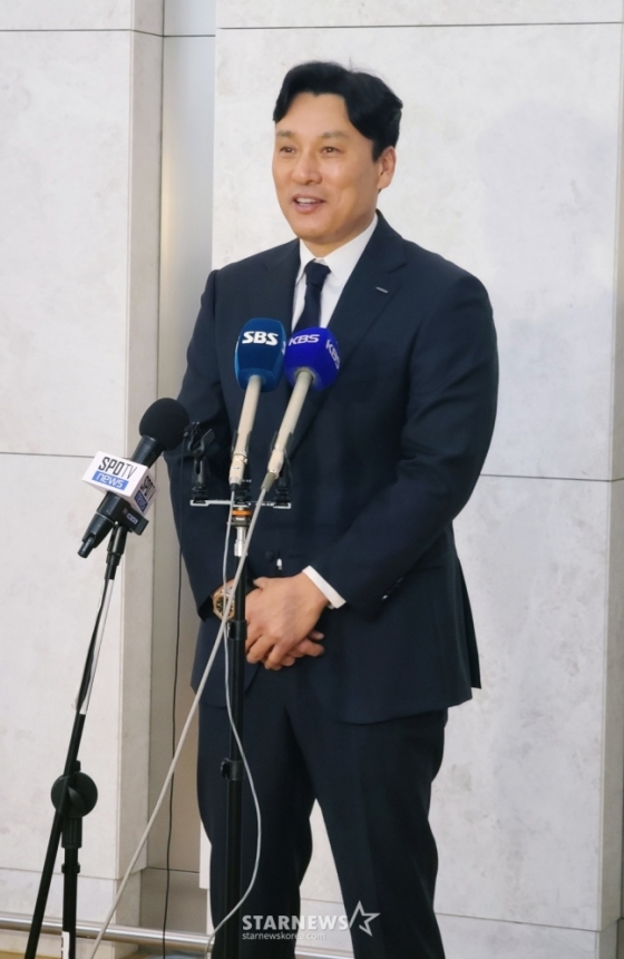 이승엽 두산 감독이 지난달 29일 스프링캠프가 열리는 호주 시드니 출국에 앞서 취재진과 인터뷰에 임하고 있다. /사진=김우종 기자