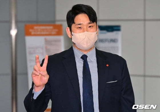 롯데 유강남이 1일 김해국제공항에서 스프링캠프지인 미국 괌으로 출국하기 전 팬들에게 사진 포즈를 취하고 있다.