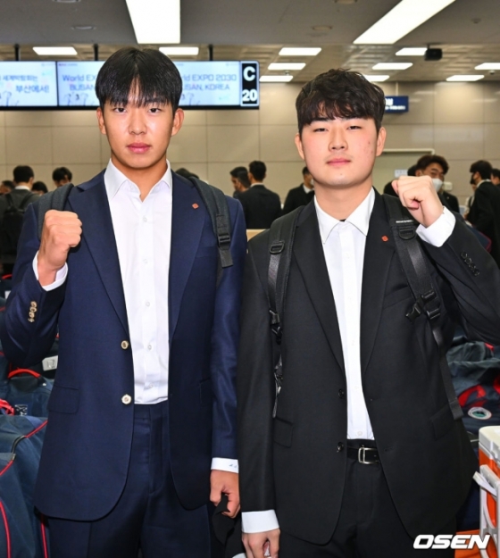 롯데 신인 김민석(왼쪽)과 이태연이 1일 김해국제공항에서 스프링캠프지인 미국 괌으로 출국하기 전 포즈를 취하고 있다.