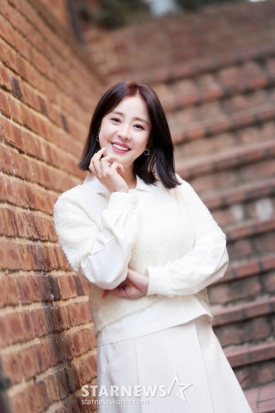 배우 박은혜가 1일 오후 서울 강남구 논현동 한 카페에서 진행된 tvN 드라마 '환혼' 시리즈 종영 인터뷰에 앞서 포즈를 취하고 있다.  박은혜는 극 중 진초연(아린 분)의 엄마인 진호경 역을 맡았다. 진호경은 진요원을 지키기 위해 사력을 다하는 인물로 미워할 수 없는 악역을 연기해 시청자들의 눈길을 사로잡았다. /사진=김창현 기자 chmt@