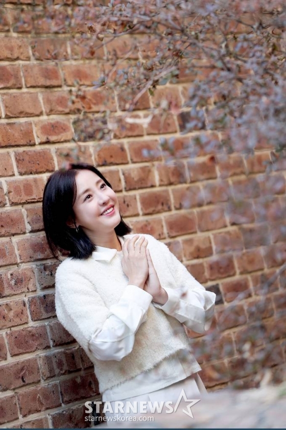 배우 박은혜가 1일 오후 서울 강남구 논현동 한 카페에서 진행된 tvN 드라마 '환혼' 시리즈 종영 인터뷰에 앞서 포즈를 취하고 있다.  박은혜는 극 중 진초연(아린 분)의 엄마인 진호경 역을 맡았다. 진호경은 진요원을 지키기 위해 사력을 다하는 인물로 미워할 수 없는 악역을 연기해 시청자들의 눈길을 사로잡았다. /사진=김창현 기자 chmt@