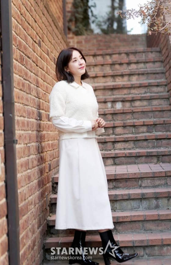 배우 박은혜가 1일 오후 서울 강남구 논현동 한 카페에서 진행된 tvN 드라마 '환혼' 시리즈 종영 인터뷰에 앞서 포즈를 취하고 있다. 박은혜는 극 중 진초연(아린 분)의 엄마인 진호경 역을 맡았다. 진호경은 진요원을 지키기 위해 사력을 다하는 인물로 미워할 수 없는 악역을 연기해 시청자들의 눈길을 사로잡았다. /사진=김창현 기자 chmt@
