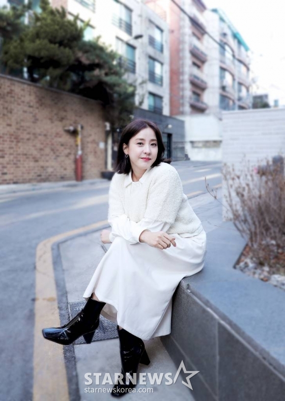 배우 박은혜가 1일 오후 서울 강남구 논현동 한 카페에서 진행된 tvN 드라마 '환혼' 시리즈 종영 인터뷰에 앞서 포즈를 취하고 있다. 박은혜는 극 중 진초연(아린 분)의 엄마인 진호경 역을 맡았다. 진호경은 진요원을 지키기 위해 사력을 다하는 인물로 미워할 수 없는 악역을 연기해 시청자들의 눈길을 사로잡았다. /사진=김창현 기자 chmt@