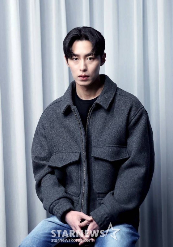 배우 이재욱이 최근 서울 종로구 서린동 스타뉴스 사옥에서 진행된 '2022 아시아 아티스트 어워즈 인 재팬'(2022 Asia Artist Awards IN JAPAN,이하 2022 AAA) 수상 인터뷰에 앞서 포즈를 취하고 있다. 이재욱은 지난해 tvN 드라마 '환혼', '환혼: 빛과 그림자'에서 장욱 역으로 열연했다. 이에 힘입어 그는 지난해 12월 일본 나고야에서 개최된 '2022 AAA에서 베스트 액터상을 수상했다. /사진=김창현 기자 chmt@
