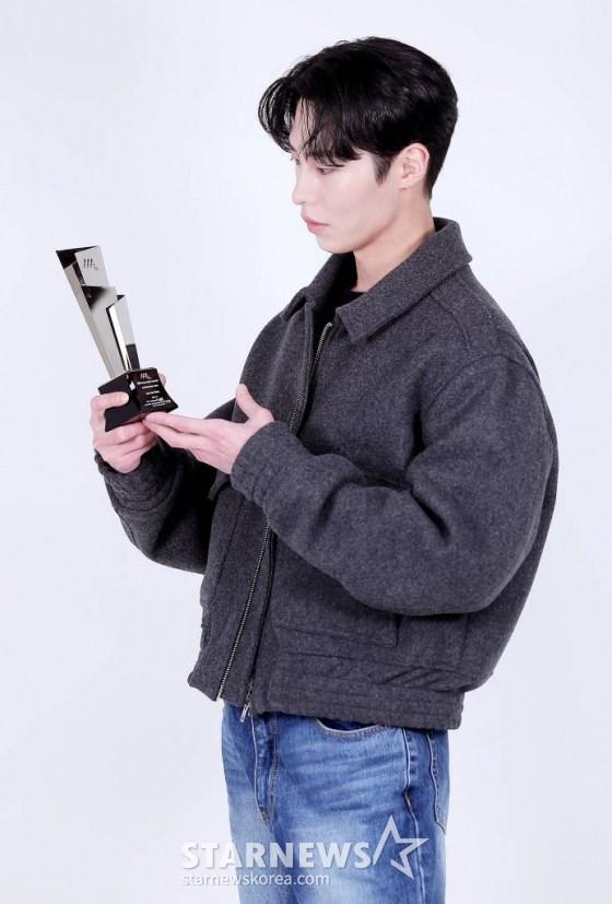 배우 이재욱이 최근 서울 종로구 서린동 스타뉴스 사옥에서 진행된 '2022 아시아 아티스트 어워즈 인 재팬'(2022 Asia Artist Awards IN JAPAN,이하 2022 AAA) 수상 인터뷰에 앞서 포즈를 취하고 있다. 이재욱은 지난해 tvN 드라마 '환혼', '환혼: 빛과 그림자'에서 장욱 역으로 열연했다. 이에 힘입어 그는 지난해 12월 일본 나고야에서 개최된 '2022 AAA'에서 베스트 액터상을 수상했다. /사진=김창현 기자 chmt@