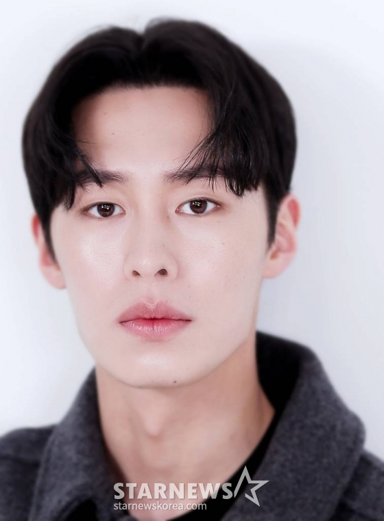 배우 이재욱이 최근 서울 종로구 서린동 스타뉴스 사옥에서 진행된 '2022 아시아 아티스트 어워즈 인 재팬'(2022 Asia Artist Awards IN JAPAN,이하 2022 AAA) 수상 인터뷰에 앞서 포즈를 취하고 있다. 이재욱은 지난해 tvN 드라마 '환혼', '환혼: 빛과 그림자'에서 장욱 역으로 열연했다. 이에 힘입어 그는 지난해 12월 일본 나고야에서 개최된 '2022 AAA'에서 베스트 액터상을 수상했다. /사진=김창현 기자 chmt@
