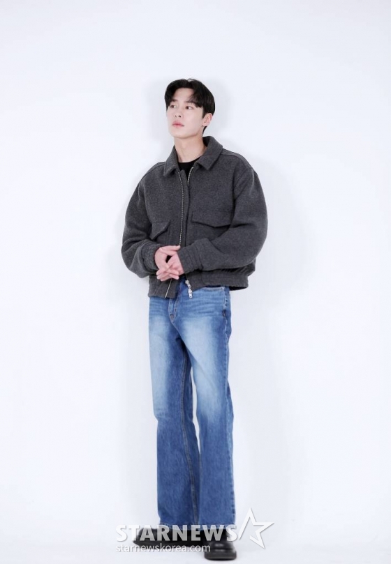 배우 이재욱이 최근 서울 종로구 서린동 스타뉴스 사옥에서 진행된 '2022 아시아 아티스트 어워즈 인 재팬'(2022 Asia Artist Awards IN JAPAN,이하 2022 AAA) 수상 인터뷰에 앞서 포즈를 취하고 있다. 이재욱은 지난해 tvN 드라마 '환혼', '환혼: 빛과 그림자'에서 장욱 역으로 열연했다. 이에 힘입어 그는 지난해 12월 일본 나고야에서 개최된 '2022 AAA'에서 베스트 액터상을 수상했다. /사진=김창현 기자 chmt@