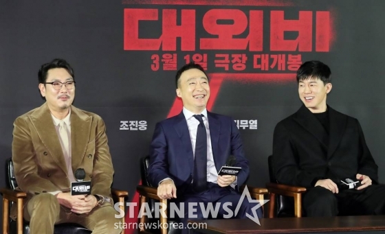 배우 조진웅, 이성민, 김무열이 2일 오전 서울 성동구 메가박스 성수에서 진행된 영화 '대외비' 제작바고회에서 미소를 짓고 있다. '대외비' 1992년 부산, 만년 국회의원 후보 해웅과 정치판의 숨은 실세 순태, 행동파 조폭 필도가 대한민국을 뒤흔들 비밀 문서를 손에 쥐고 판을 뒤집기 위한 치열한 쟁탈전을 벌이는 범죄드라마다. 오는 3월 개봉 예정. 2023.02.02 /사진=김창현 기자 chmt@