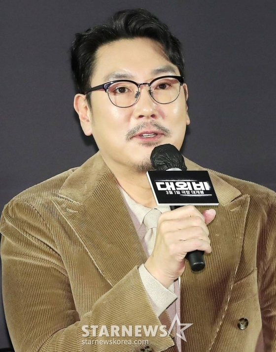 배우 조진웅이 2일 오전 서울 성동구 메가박스 성수에서 진행된 영화 '대외비' 제작바고회에 참석해 인사말을 하고 있다. '대외비' 1992년 부산, 만년 국회의원 후보 해웅과 정치판의 숨은 실세 순태, 행동파 조폭 필도가 대한민국을 뒤흔들 비밀 문서를 손에 쥐고 판을 뒤집기 위한 치열한 쟁탈전을 벌이는 범죄드라마다. 오는 3월 개봉 예정. 2023.02.02 /사진=김창현 기자 chmt@