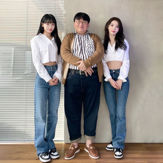방시혁 하이브 의장(가운데)과 르세라핌 사쿠라, 김채원