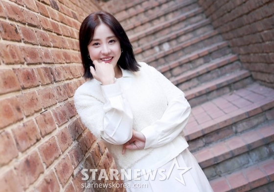 배우 박은혜가 1일 오후 서울 강남구 논현동 한 카페에서 진행된 tvN 드라마 '환혼' 시리즈 종영 인터뷰에 앞서 포즈를 취하고 있다. 박은혜는 극 중 진초연(아린 분)의 엄마인 진호경 역을 맡았다. 진호경은 진요원을 지키기 위해 사력을 다하는 인물로 미워할 수 없는 악역을 연기해 시청자들의 눈길을 사로잡았다. /사진=김창현 기자 chmt@