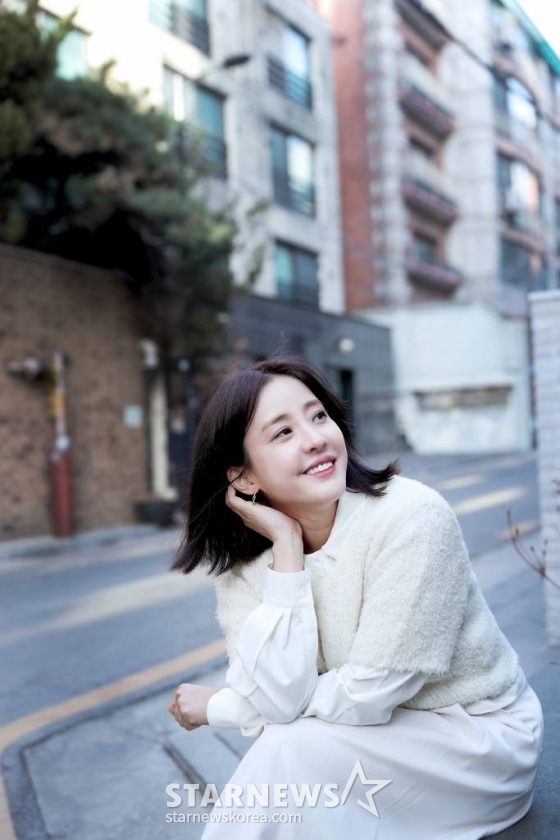 배우 박은혜가 1일 오후 서울 강남구 논현동 한 카페에서 진행된 tvN 드라마 '환혼' 시리즈 종영 인터뷰에 앞서 포즈를 취하고 있다. 박은혜는 극 중 진초연(아린 분)의 엄마인 진호경 역을 맡았다. 진호경은 진요원을 지키기 위해 사력을 다하는 인물로 미워할 수 없는 악역을 연기해 시청자들의 눈길을 사로잡았다. /사진=김창현 기자 chmt@