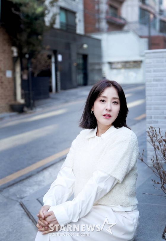 배우 박은혜가 1일 오후 서울 강남구 논현동 한 카페에서 진행된 tvN 드라마 '환혼' 시리즈 종영 인터뷰에 앞서 포즈를 취하고 있다. 박은혜는 극 중 진초연(아린 분)의 엄마인 진호경 역을 맡았다. 진호경은 진요원을 지키기 위해 사력을 다하는 인물로 미워할 수 없는 악역을 연기해 시청자들의 눈길을 사로잡았다. /사진=김창현 기자 chmt@