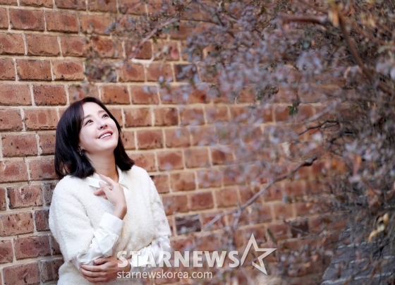 배우 박은혜가 1일 오후 서울 강남구 논현동 한 카페에서 진행된 tvN 드라마 '환혼' 시리즈 종영 인터뷰에 앞서 포즈를 취하고 있다. 박은혜는 극 중 진초연(아린 분)의 엄마인 진호경 역을 맡았다. 진호경은 진요원을 지키기 위해 사력을 다하는 인물로 미워할 수 없는 악역을 연기해 시청자들의 눈길을 사로잡았다. /사진=김창현 기자 chmt@