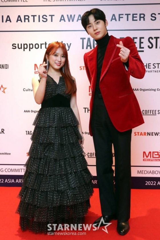 야부키 나고와 황민현이 14일 오후 일본 나고야 니혼가이시홀에서 열린 스타뉴스-미디어보이 주최 '2022 Asia Artist Awards IN JAPAN'(2022 아시아 아티스트 어워즈, 이하 2022 AAA) 애프터 스테이지 무대를 마치고 포즈를 취하고 있다. 스타뉴스와 미디어보이가 주최하고 Asia Artist Awards 조직위원회와 더스타파트너, 컬쳐 엔터테인먼트가 공동 주관하는 글로벌 NO.1 시상식 '2022 AAA'는 올 한 해 동안 국내외에서 많은 사랑을 받은 가수, 배우들이 참석해 눈을 뗄 수 없는 화려한 글로벌 축제의 장을 펼쳤다. /2022.12.14 /사진=임성균 기자 tjdrbs23@