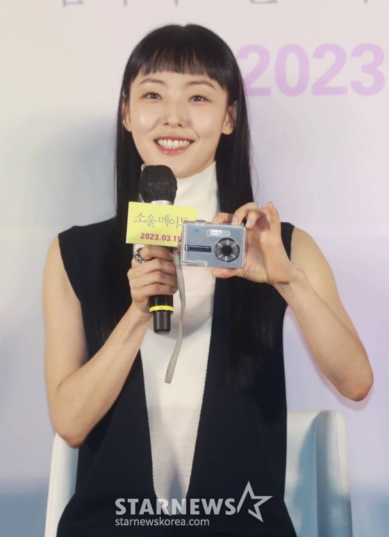 배우 전소니가 3일 오전 서울 광진구 롯데시네마 건대입구점에서 진행된 영화 '소울메이트'(감독 민용근) 제작발표회에 참석해 기억에 남는 소품을 들어보이고 있다. 첫 만남부터 서로를 알아본 두 친구 미소와 하은, 진우가 기쁨, 슬픔, 설렘, 그리움까지 모든것을 함께 한 이야기 '소울메이트'는 오는 3월 개봉예정이다. /2023.02.03 /사진=이동훈 기자 photoguy@