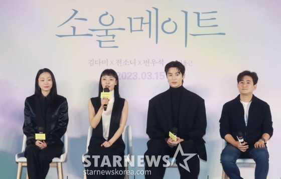 배우 김다미, 전소니, 변우석, 민용근 감독이 3일 오전 서울 광진구 롯데시네마 건대입구점에서 진행된 영화 '소울메이트'(감독 민용근) 제작발표회에 참석해 질문에 답하고 있다. 첫 만남부터 서로를 알아본 두 친구 미소와 하은, 진우가 기쁨, 슬픔, 설렘, 그리움까지 모든것을 함께 한 이야기 '소울메이트'는 오는 3월 개봉예정이다. /2023.02.03 /사진=이동훈 기자 photoguy@