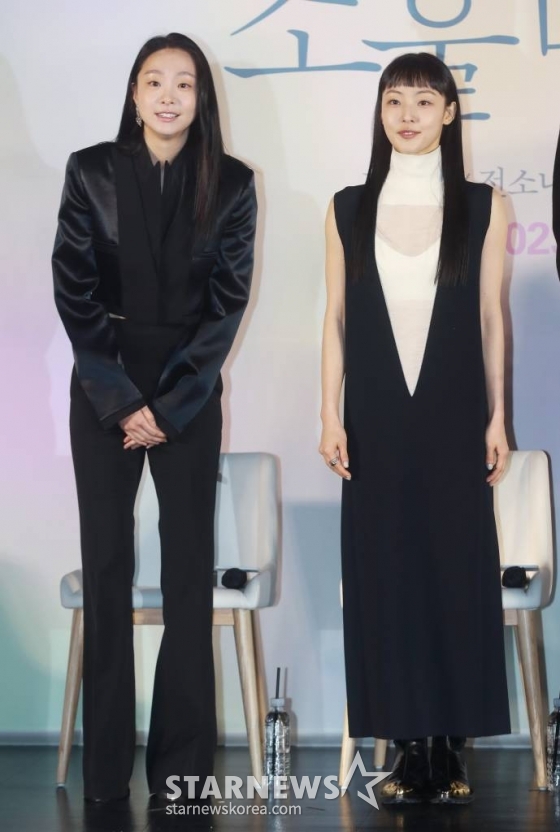 배우 김다미, 전소니가 3일 오전 서울 광진구 롯데시네마 건대입구점에서 진행된 영화 '소울메이트'(감독 민용근) 제작발표회에 참석해 인사를 하고 있다. 첫 만남부터 서로를 알아본 두 친구 미소와 하은, 진우가 기쁨, 슬픔, 설렘, 그리움까지 모든것을 함께 한 이야기 '소울메이트'는 오는 3월 개봉예정이다. /2023.02.03 /사진=이동훈 기자 photoguy@
