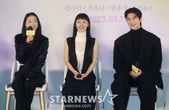 배우 김다미, 전소니, 변우석이 3일 오전 서울 광진구 롯데시네마 건대입구점에서 진행된 영화 '소울메이트'(감독 민용근) 제작발표회에 참석해 질문에 답하고 있다. 첫 만남부터 서로를 알아본 두 친구 미소와 하은, 진우가 기쁨, 슬픔, 설렘, 그리움까지 모든것을 함께 한 이야기 '소울메이트'는 오는 3월 개봉예정이다. /2023.02.03 /사진=이동훈 기자 photoguy@