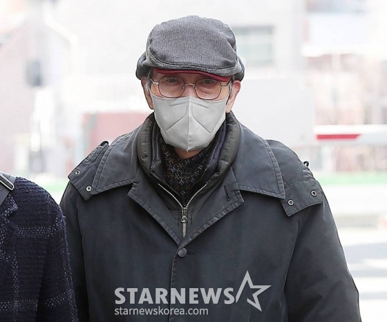강제추행 혐의로 기소된 배우 오영수가 3일 오후 경기 성남시 수정구 단대동 수원지방법원 성남지원에서 진행되는 첫 공판에 출석하고 있다. 오영수는 지난 2017년 여성 A씨의 신체를 부적절하게 접촉한 혐의를 받고 있다. 2021년 12월 A씨는 경찰에 고소장을 제출했지만, 경찰은 불송치 결정을 내렸다. 이에 A씨가 이의신청을 했고, 수원지검 성남지청은 재수사를 해왔다. 오영수는 강제추행 혐의를 부인하고 있다. 그는 앞서 진행된 검찰 조사에서 A씨의 일방적인 주장이라는 입장을 보였다. 하지만 검찰은 지난해 11월 오영수를 불구속 기소했다. 2023.02.03 /사진=김창현 기자 chmt@