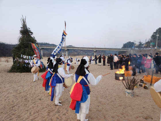단샘풍물단이 달집태우기에 앞서 농악공연을 하면서 분위기를 한껏 띄었다. 매년 행사에서는 예천군내 면 소속 풍물단이 돌아가면서 참여한다고 한다.