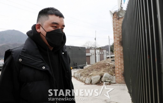 가수 승리가 9일 오후 강원도 철원군에 위치한 6사단 신병교육대로 입소하고 있다. 승리는 현재 매매처벌법 위반·상습도박·외국환거래법위반 등 혐의로 불구속 기소된 상태로 이후 관련 재판은 군사재판으로 이관된다. /사진=김창현 기자 chmt@