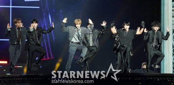 그룹 슈퍼주니어가 20일 오후 경기 수원월드컵경기장에서 열린 'SMTOWN LIVE 2022 : SMCU EXPRESS @HUMAN CITY_SUWON'에서 멋진 무대를 선보이고 있다.  이번 콘서트에는 강타, 보아, 동방신기, 슈퍼주니어, 소녀시대, 태연, 효연, 샤이니 키, 민호, 엑소 수호, 시우민, 첸, 디오, 카이, 레드벨벳, NCT, 에스파, 갓 더 비트 등 SM 아티스트들이 총 출동해 화려한 무대를 꾸몄다.  'SMTOWN LIVE 2022 : SMCU EXPRESS'는 'SMCU EXPRESS'를 타고 세계 주요 도시를 순회하는 콘셉트로, 오는 27~29일 3일간 일본 도쿄돔에서도 개최된다. 2022.08.20 /사진=김창현 기자 chmt@