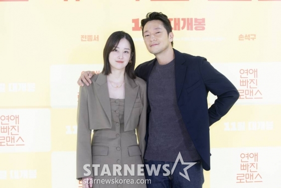 배우 전종서, 손석구가 27일 오전 온라인 생중계로 진행된 영화 '연애 빠진 로맨스'(감독 정가영) 제작발표회에 참석해 포즈를 취하고 있다. '연애 빠진 로맨스'는 연애는 싫지만 외로운 건 더 싫은 자영(전종서)과 일도 연애도 뜻대로 안 풀리는 우리(손석구), 이름, 이유, 마음 다 감추고 시작한 그들만의 아주 특별한 로맨스를 그린 영화다. 11월 개봉. /사진제공=CJENM 2021.10.27 /사진=이동훈 기자 photoguy@