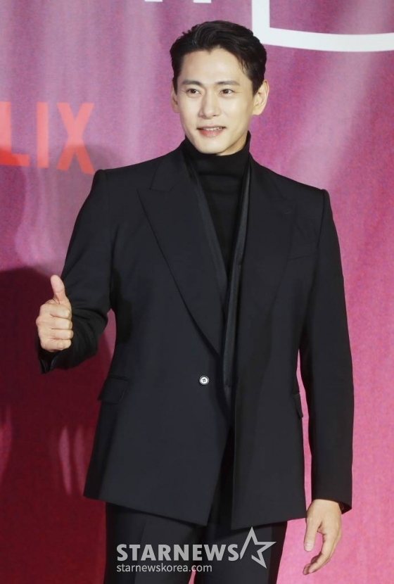 배우 유태오가 8일 오전 서울 CGV용산아이파크몰에서 진행된 넷플릭스 오리지널 '연애대전'(감독 김정권) 제작발표회에 참석해 포즈를 취하고 있다. 남자에게 병적으로 지기 싫어하는 여자와 여자를 병적으로 의심하는 남자가 전쟁 같은 사랑을 겪으며 치유받는 로맨틱 코미디 '연애대전'은 오는 10일 공개된다. /2023.02.08 /사진=이동훈 기자 photoguy@