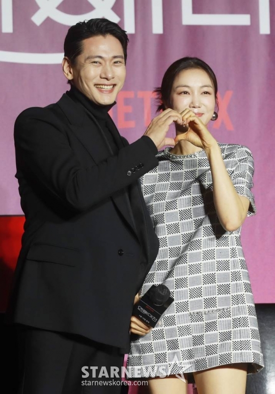 배우 유태오, 김옥빈이 8일 오전 서울 CGV용산아이파크몰에서 진행된 넷플릭스 오리지널 '연애대전'(감독 김정권) 제작발표회에 참석해 포즈를 취하고 있다. 남자에게 병적으로 지기 싫어하는 여자와 여자를 병적으로 의심하는 남자가 전쟁 같은 사랑을 겪으며 치유받는 로맨틱 코미디 '연애대전'은 오는 10일 공개된다. /2023.02.08 /사진=이동훈 기자 photoguy@