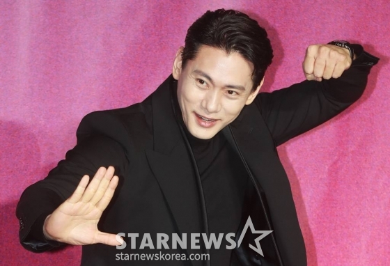 배우 유태오가 8일 오전 서울 CGV용산아이파크몰에서 진행된 넷플릭스 오리지널 '연애대전'(감독 김정권) 제작발표회에 참석해 포즈를 취하고 있다. 남자에게 병적으로 지기 싫어하는 여자와 여자를 병적으로 의심하는 남자가 전쟁 같은 사랑을 겪으며 치유받는 로맨틱 코미디 '연애대전'은 오는 10일 공개된다. /2023.02.08 /사진=이동훈 기자 photoguy@